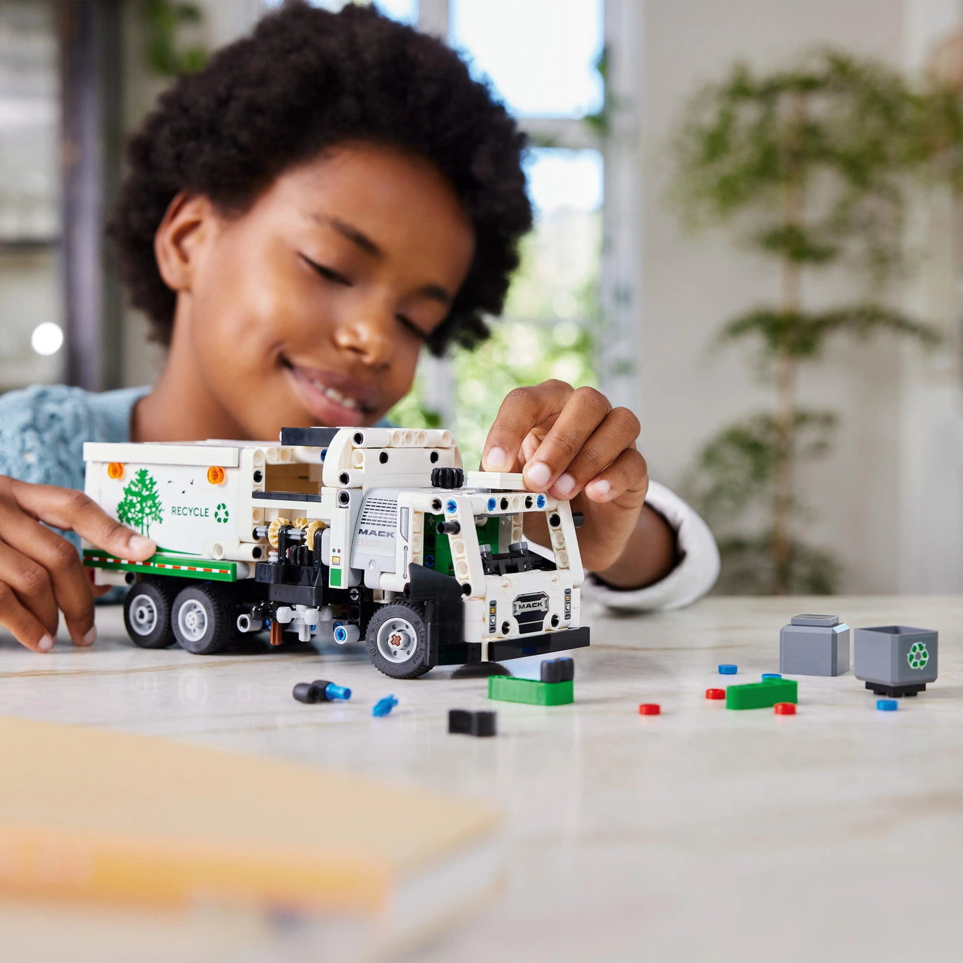 LEGO MACK LR Electrische vuilniswagen 42167 Technic